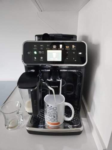 Philips Series 5400 LatteGo Fully Automatic Coffee Machine – 12 Drinks, TFT Touch Display, Built-in Grinder, EP5441/50 Black photo review