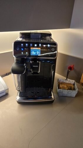 Philips Series 5400 LatteGo Fully Automatic Coffee Machine – 12 Drinks, TFT Touch Display, Built-in Grinder, EP5441/50 Black photo review