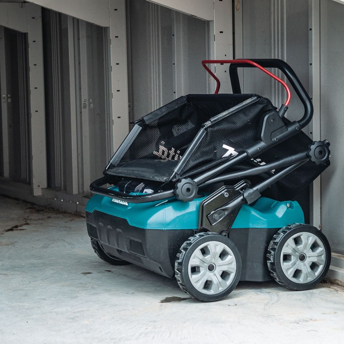 Makita UV001GZ 380mm 40V Max Brushless Lawn Scarifier Body Only