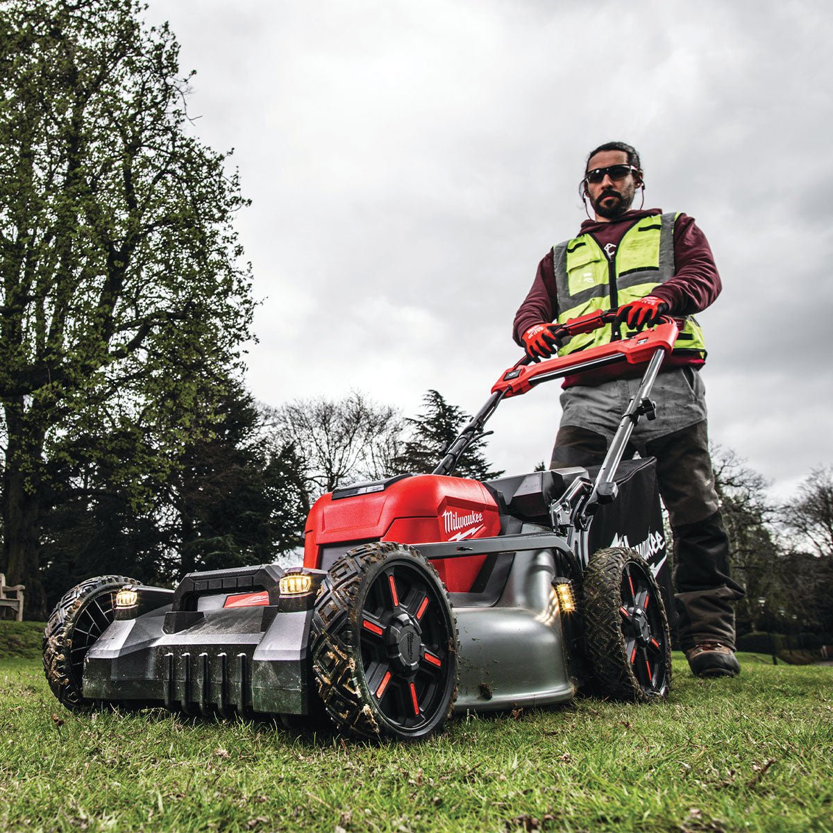 Milwaukee M18F2LM53-122 36V Fuel 53cm Self Propelled Lawn Mower with 2 x 12.0Ah Battery & Dual Bay Super Charger