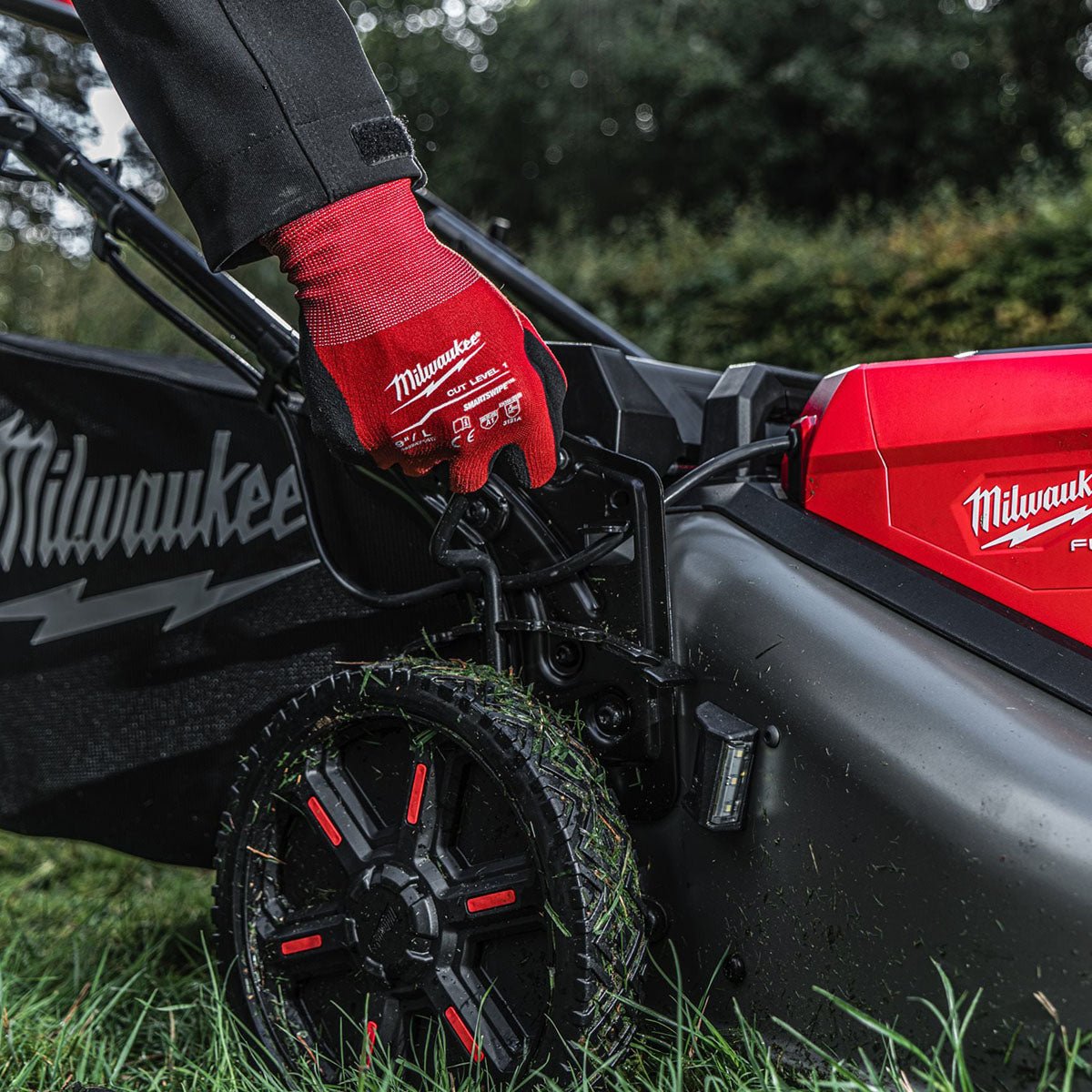 Milwaukee M18F2LM53-122 36V Fuel 53cm Self Propelled Lawn Mower with 2 x 12.0Ah Battery & Dual Bay Super Charger